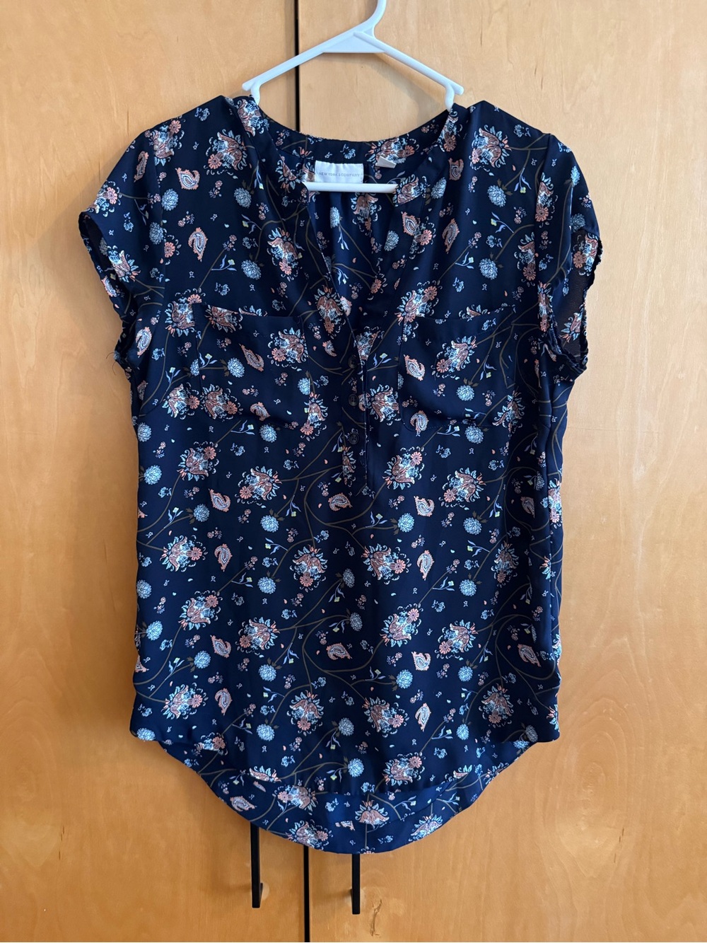 New York & Company Navy Floral V-Neck Short Sleeve Blouse
